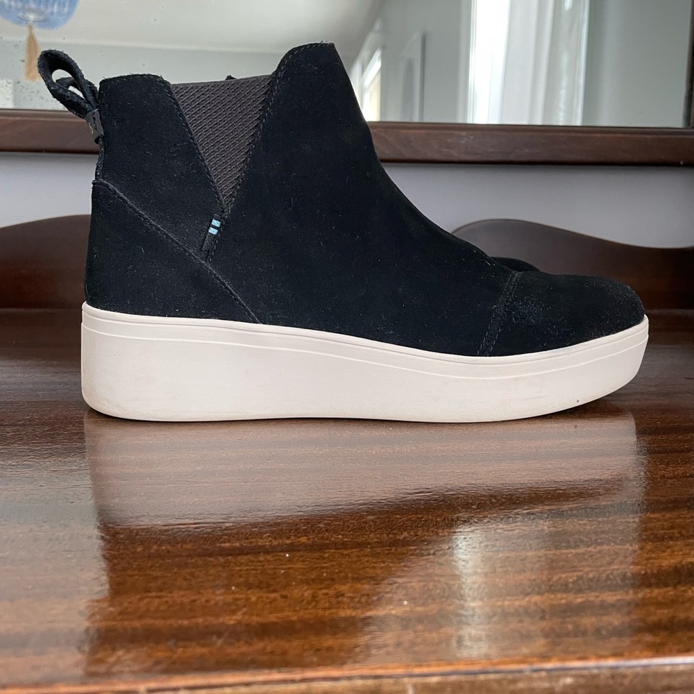 Tom’s “Jamie” sneakers